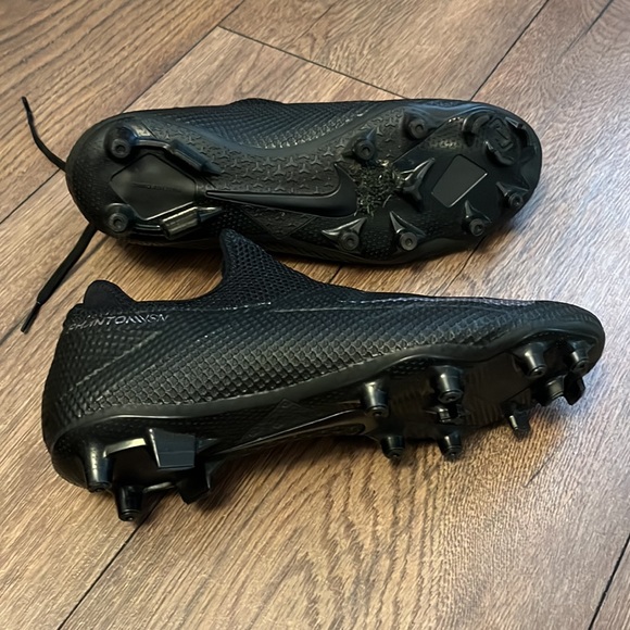 Nike Phantom turf cleats with chin guards - Picture 5 of 10